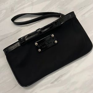 Kate spade wristlet black w/bow 🎀 ♠️ EUC